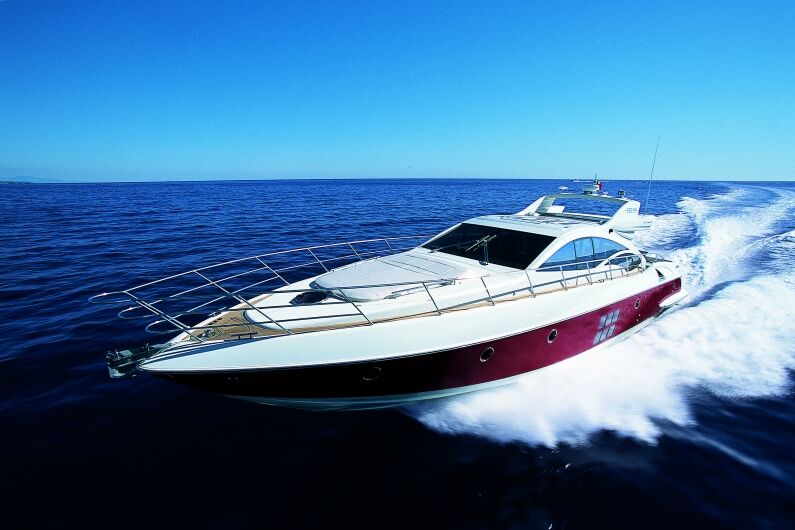 Barco de motor EN CHARTER, de la marca Azimut modelo 68 S y del año 2008, disponible en Marina de Denia Denia Alicante España